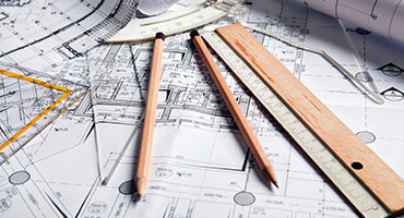 чертежи, карандаш и линейка